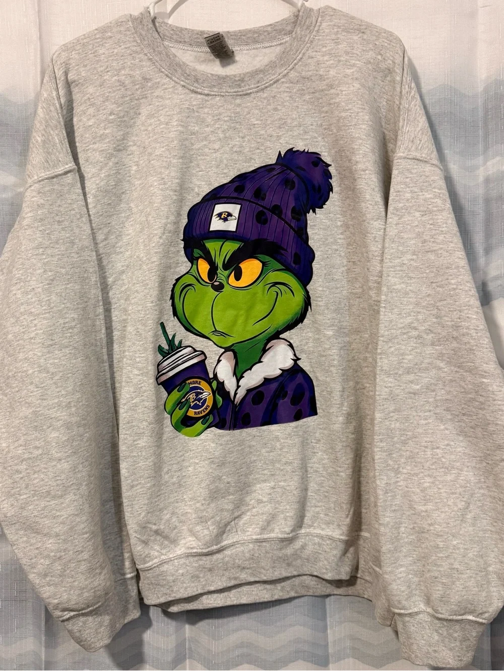 Vintage Gildan Gray Crewneck Sweatshirt with ravens grinch Graphic